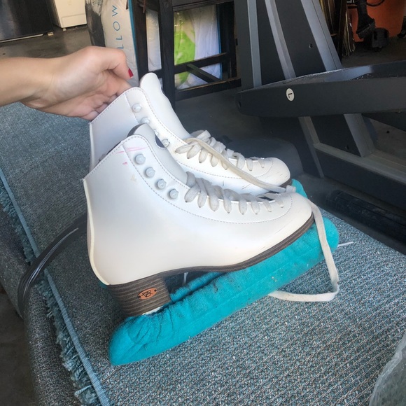 Ice skates! I CAN NOT SHIP THESE OUT UNTILL 01/08/25, I am currently out of town - Picture 2 of 5